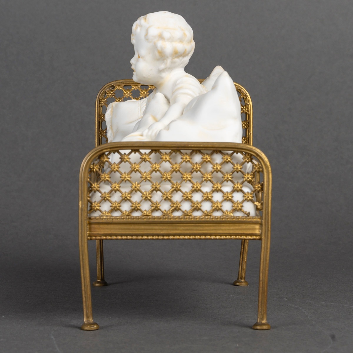 Un biscuit de petit enfant dans son lit, Autrichien art nouveau — 10