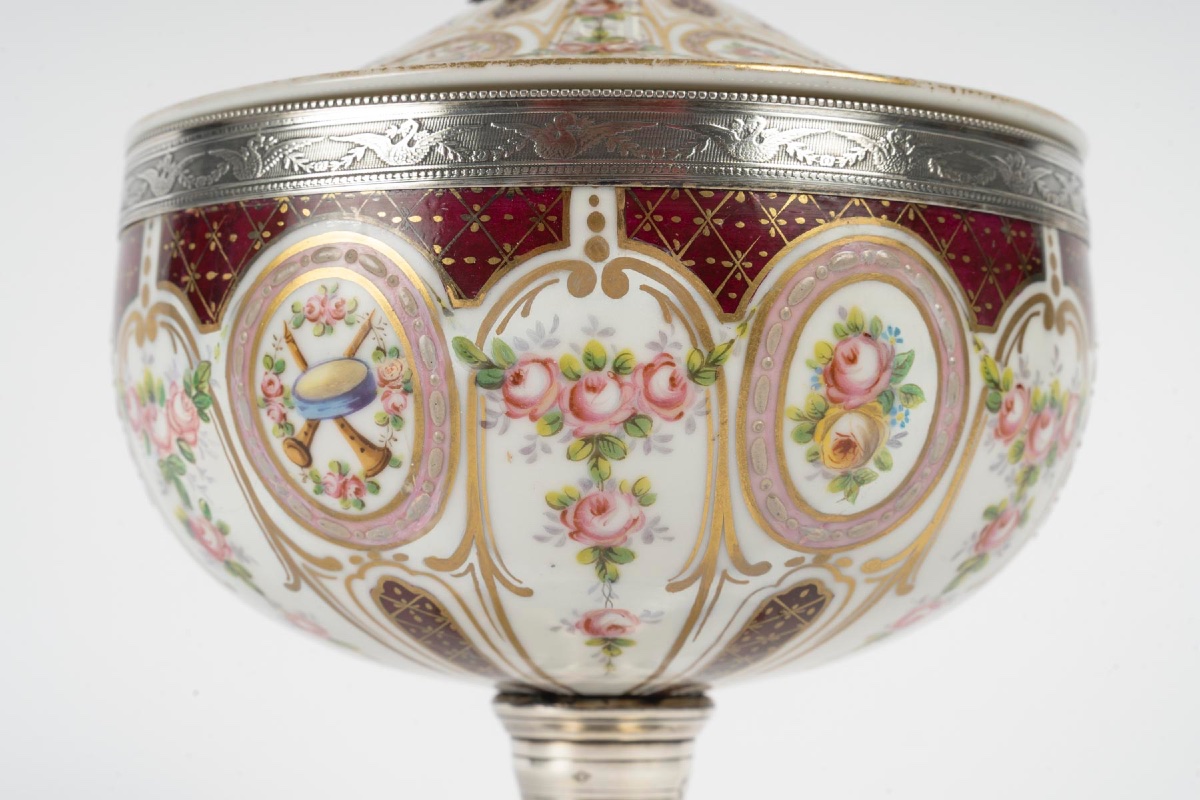 Une bonbonnière en porcelaine et argent massif, fin du XIXe siècle — 9