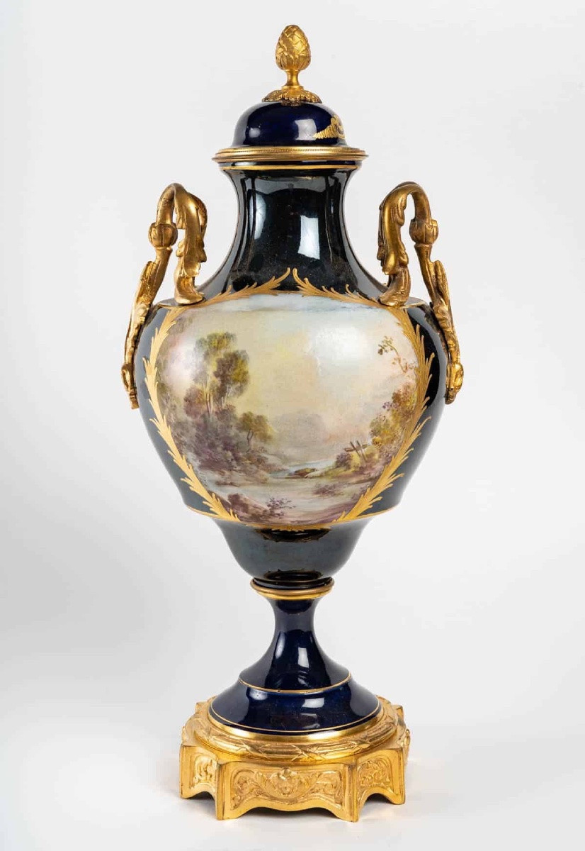 Un vase en porcelaine de Sèvres monté lampe, fin du XIXe siècle — 2