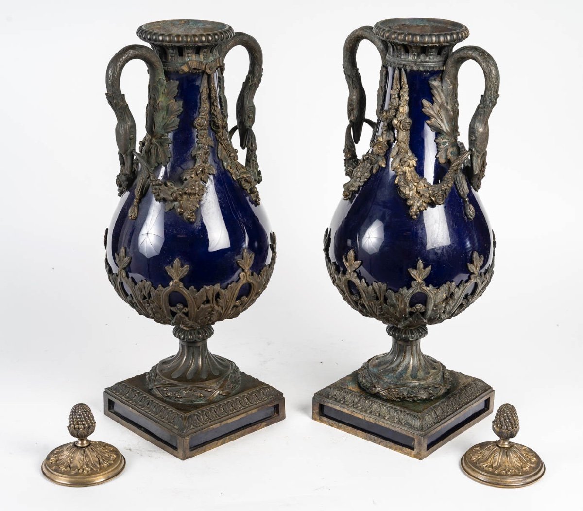 Une paire de vases en porcelaine bleue et bronze doré, époque XIXe siècle — 13