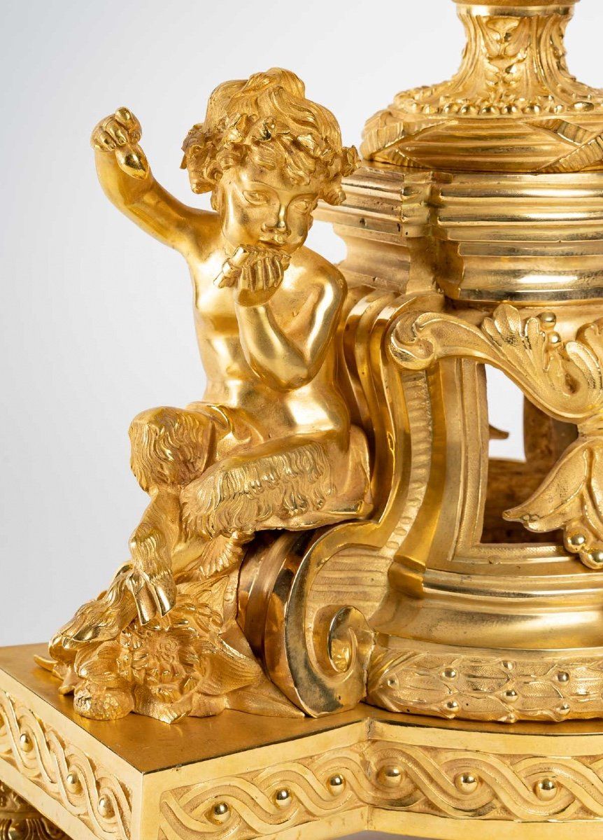 Une pendule en porcelaine et bronze doré fin du XIXe siècle — 8
