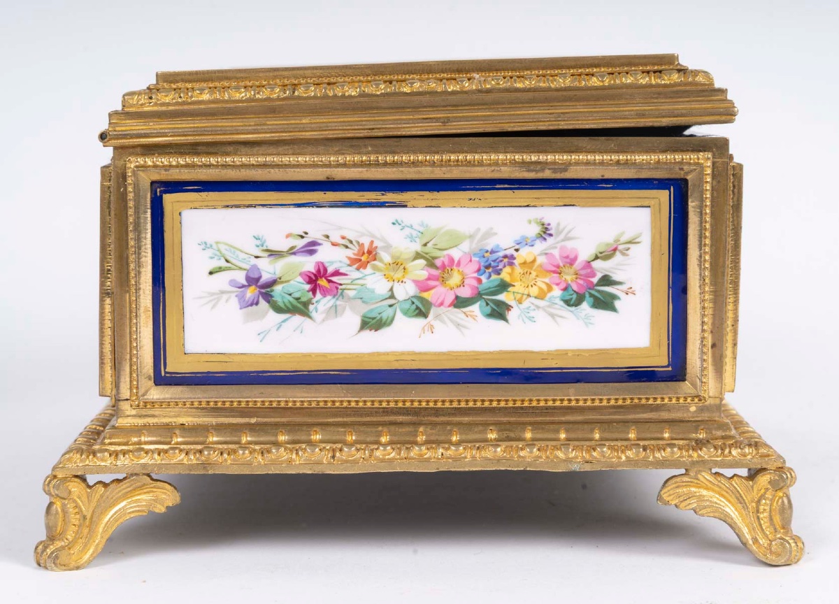 Un coffret à bijoux en porcelaine et bronze doré, fin du XIXe siècle — 9