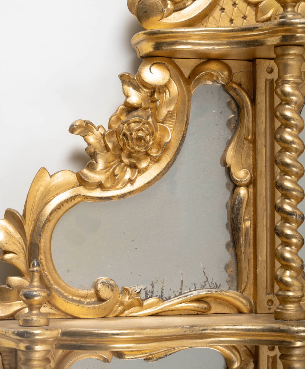 Paire d’étagères murales en bois sculpté et doré, style Napoléon III, fin du XIXe siècle — 11
