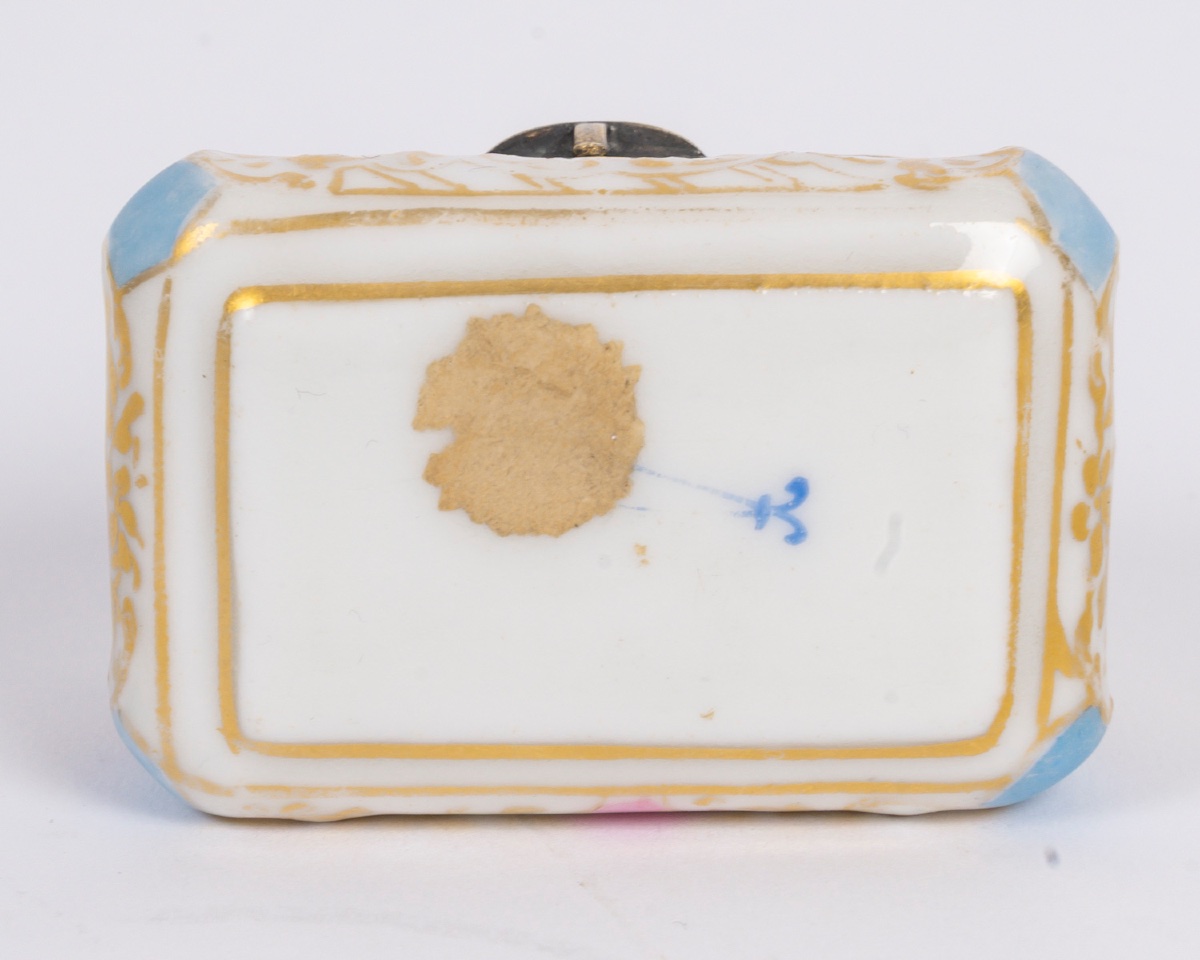 Miniature petit coffret en porcelaine, fin du XIXe siècle — 11