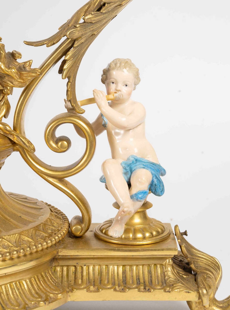 Un grand miroir de table en bronze doré et sculpture en porcelaine, fin du XIXe siècle — 9