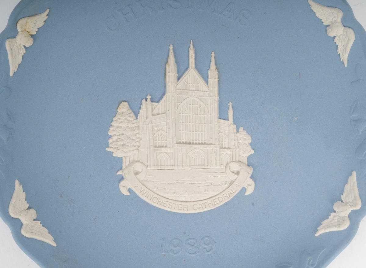 Wedgwood – Plat commémoratif de Noël 1989 en jasperware bleu — 6