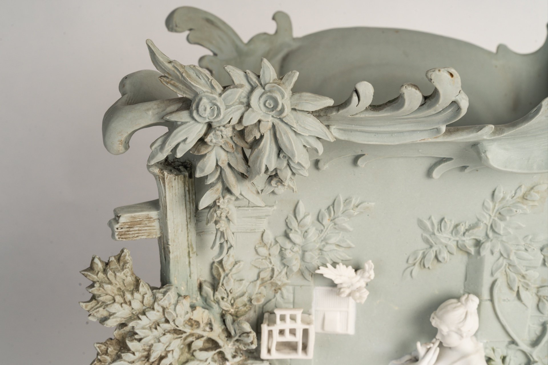 Une coupe cache pot, en porcelaine de Wedgwood, fin du XIXe siècle — 17
