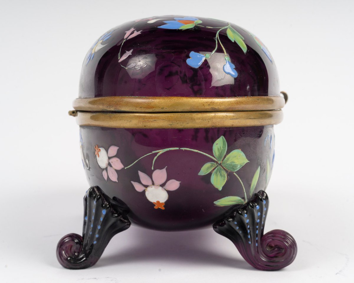 Boîte ovale en verre moulé améthyste à décor émaillé polychrome, art nouveau, vers 1900 — 7
