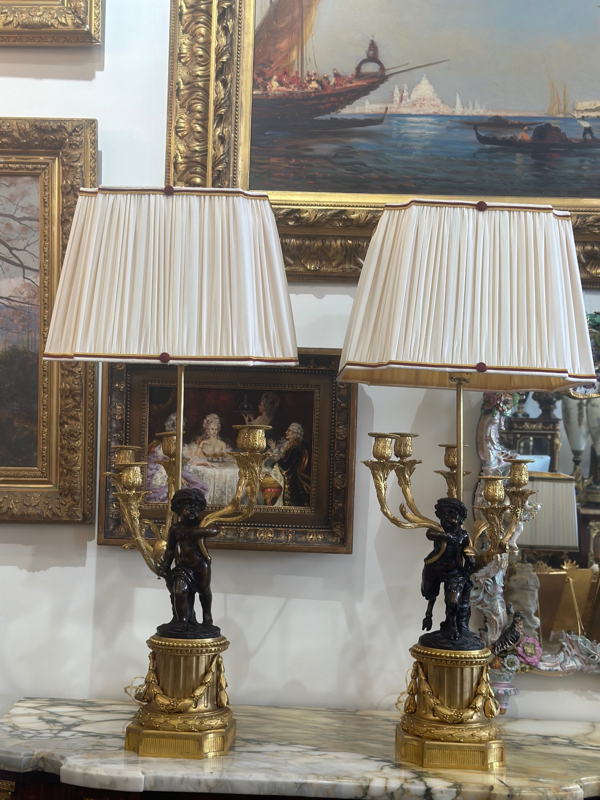 Une Importante paire de lampes en bronze doré circa 1880 — 4