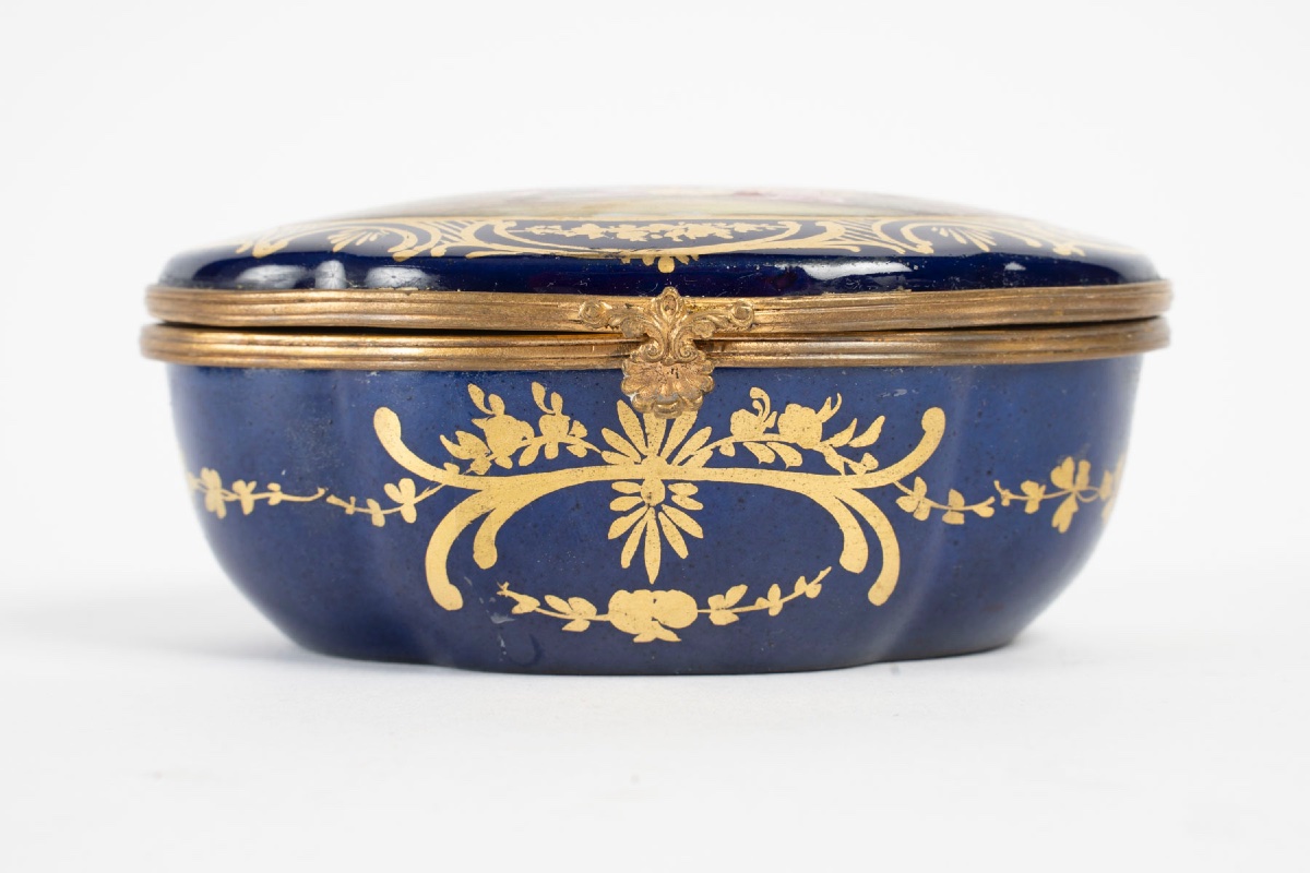 Un petit coffret à bijoux en porcelaine de style Sèvres, fin du XIXe siècle — 6