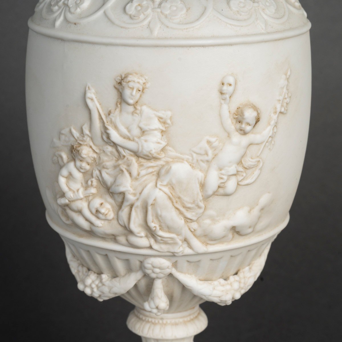 Une paire de vases en porcelaine de biscuit, fin du XIXe siècle — 24