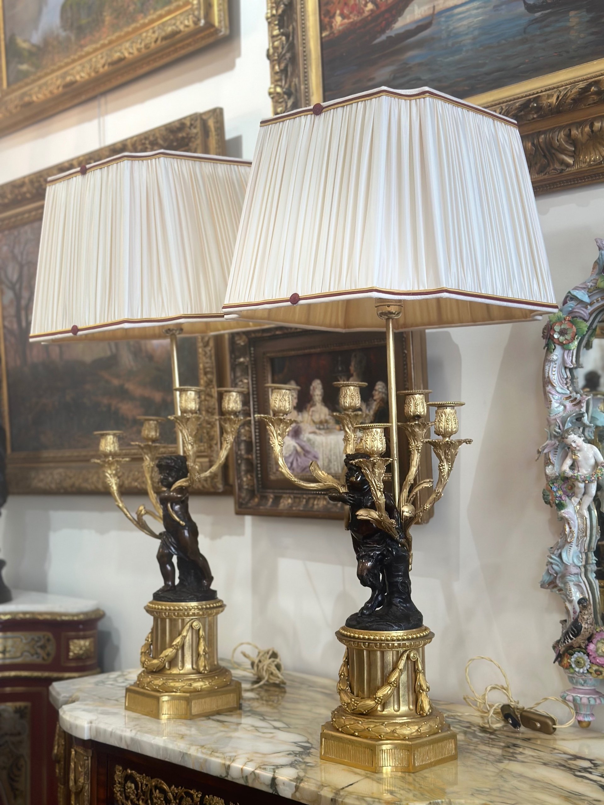 Une Importante paire de lampes en bronze doré circa 1880 — 8