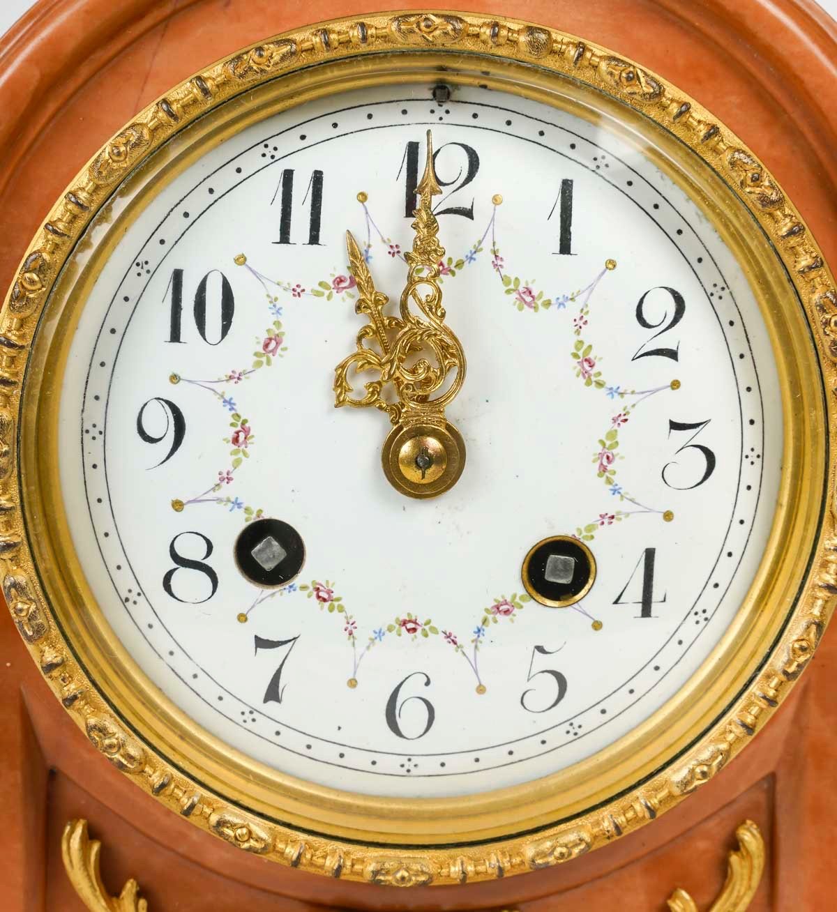 Un pendule en bronze doré et marbre rose fin du XIXe siècle — 8