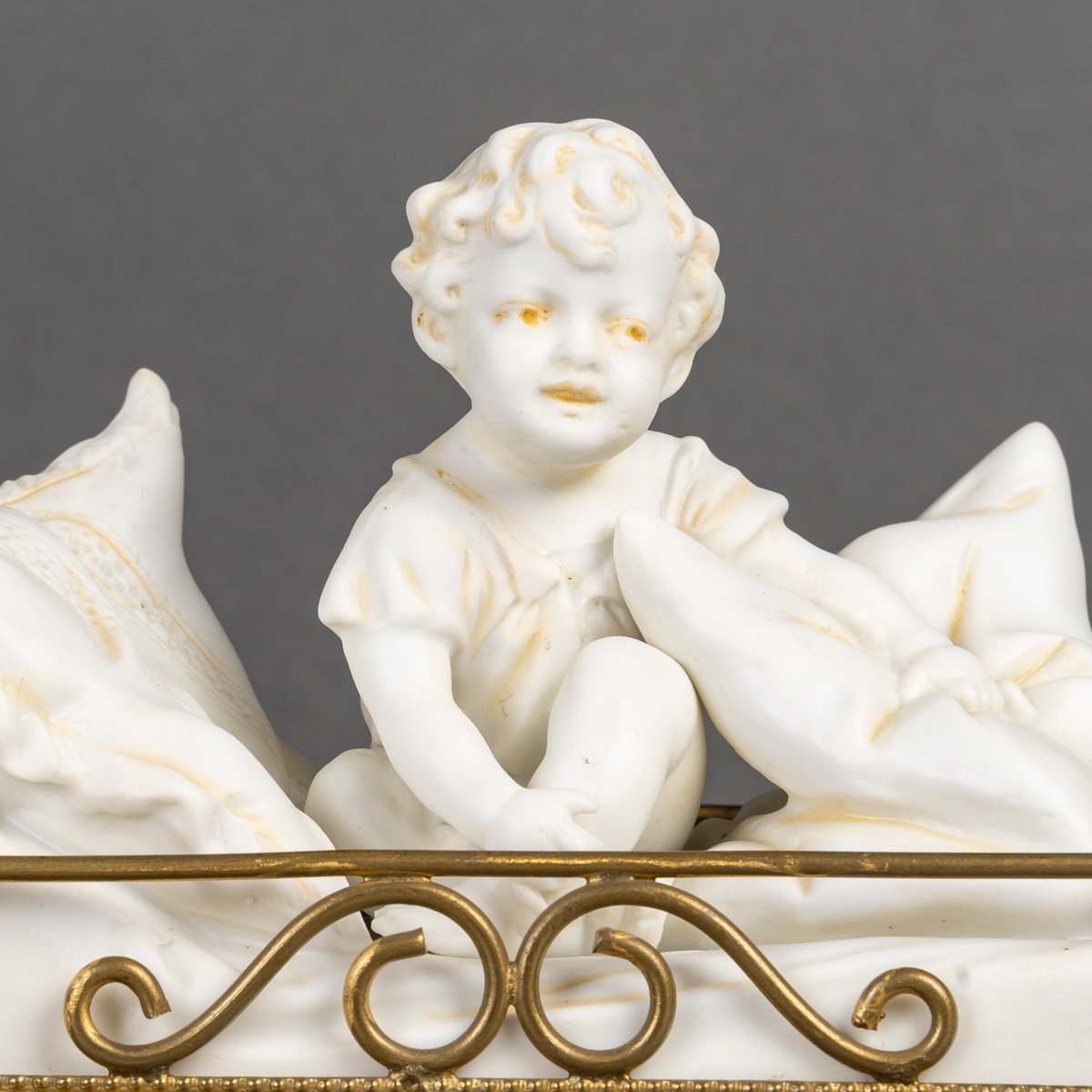 Un biscuit de petit enfant dans son lit, Autrichien art nouveau — 21