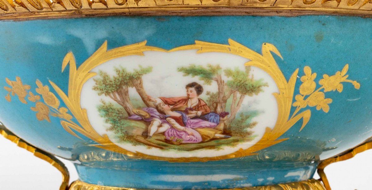 Une coupe en porcelaine de style Sèvre, fin du XIXe siècle — 9