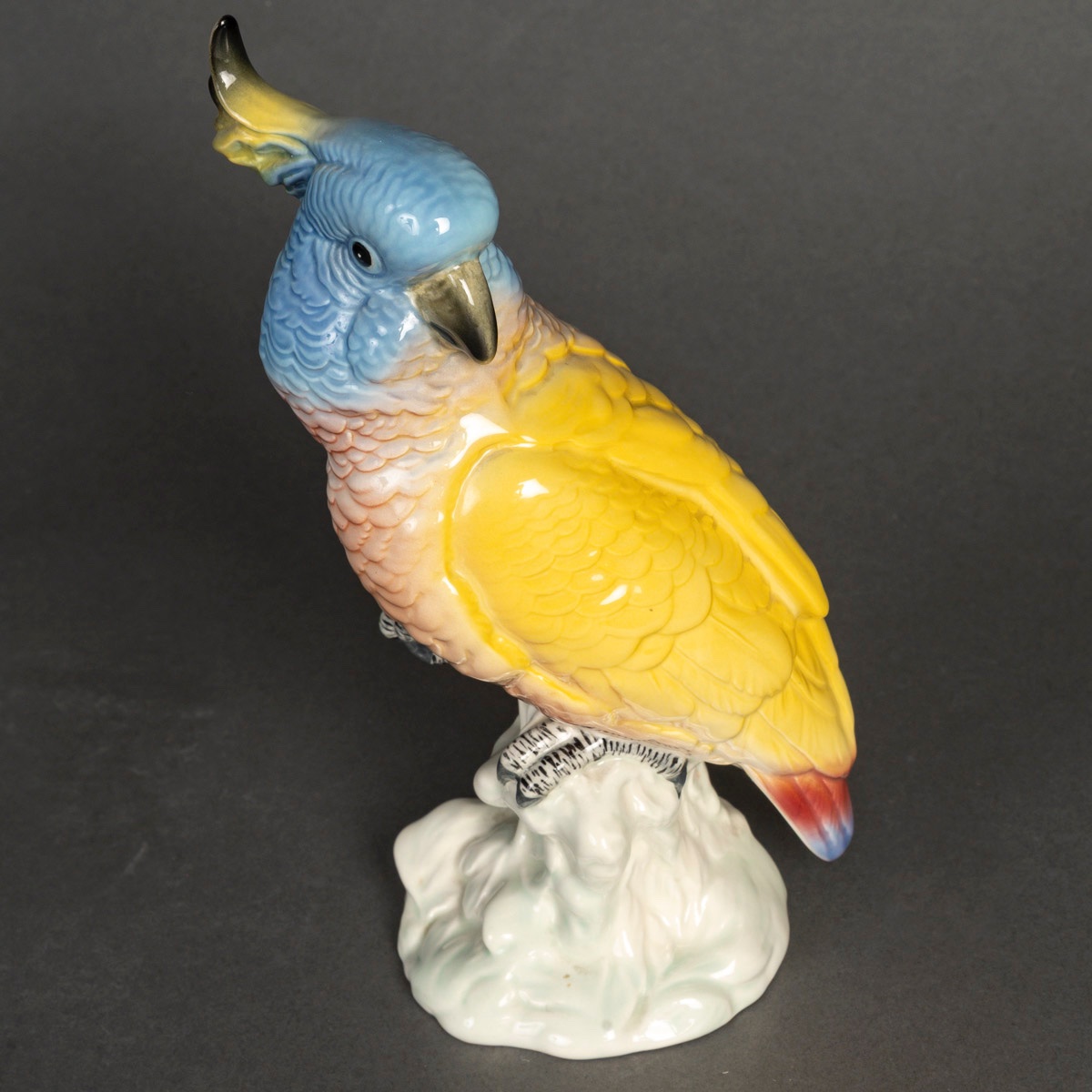 Une sculpture de perroquet en porcelaine, début du XXe siècle — 5