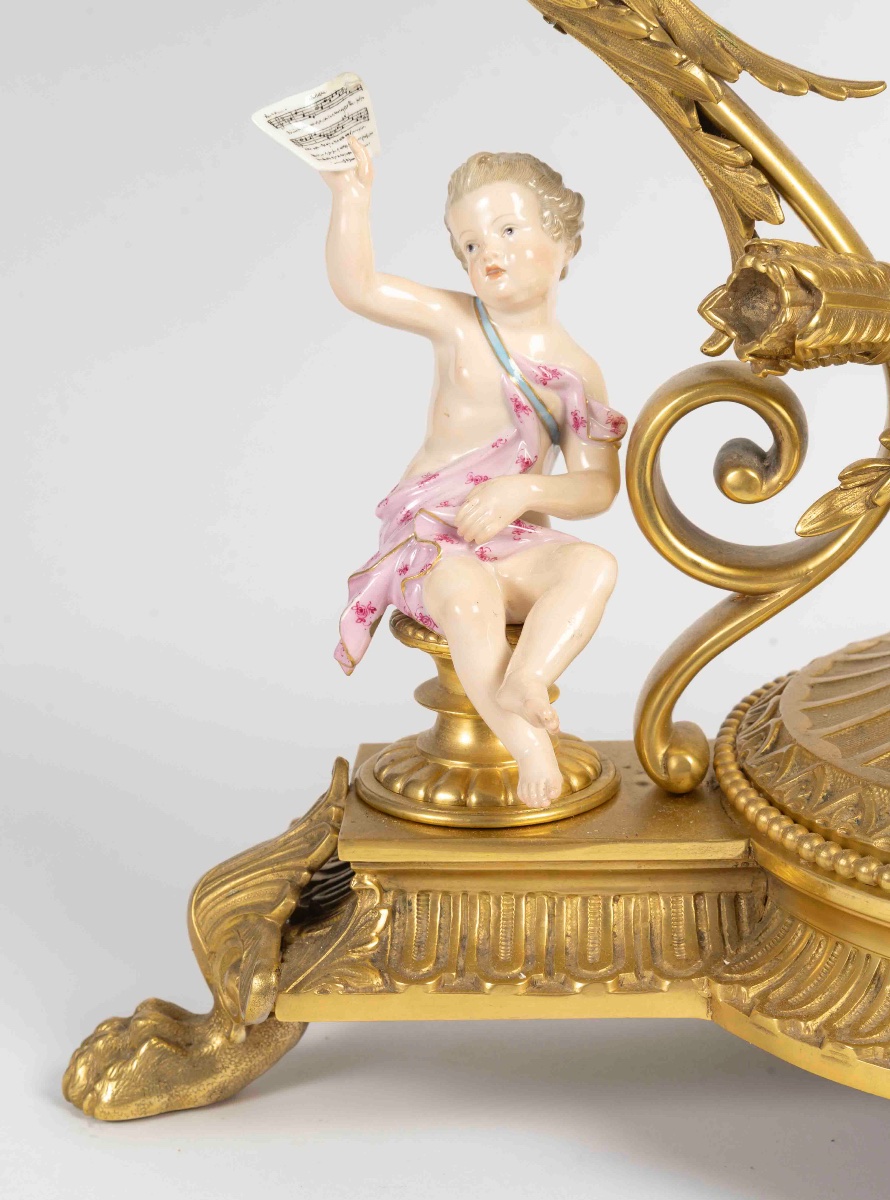Un grand miroir de table en bronze doré et sculpture en porcelaine, fin du XIXe siècle — 7