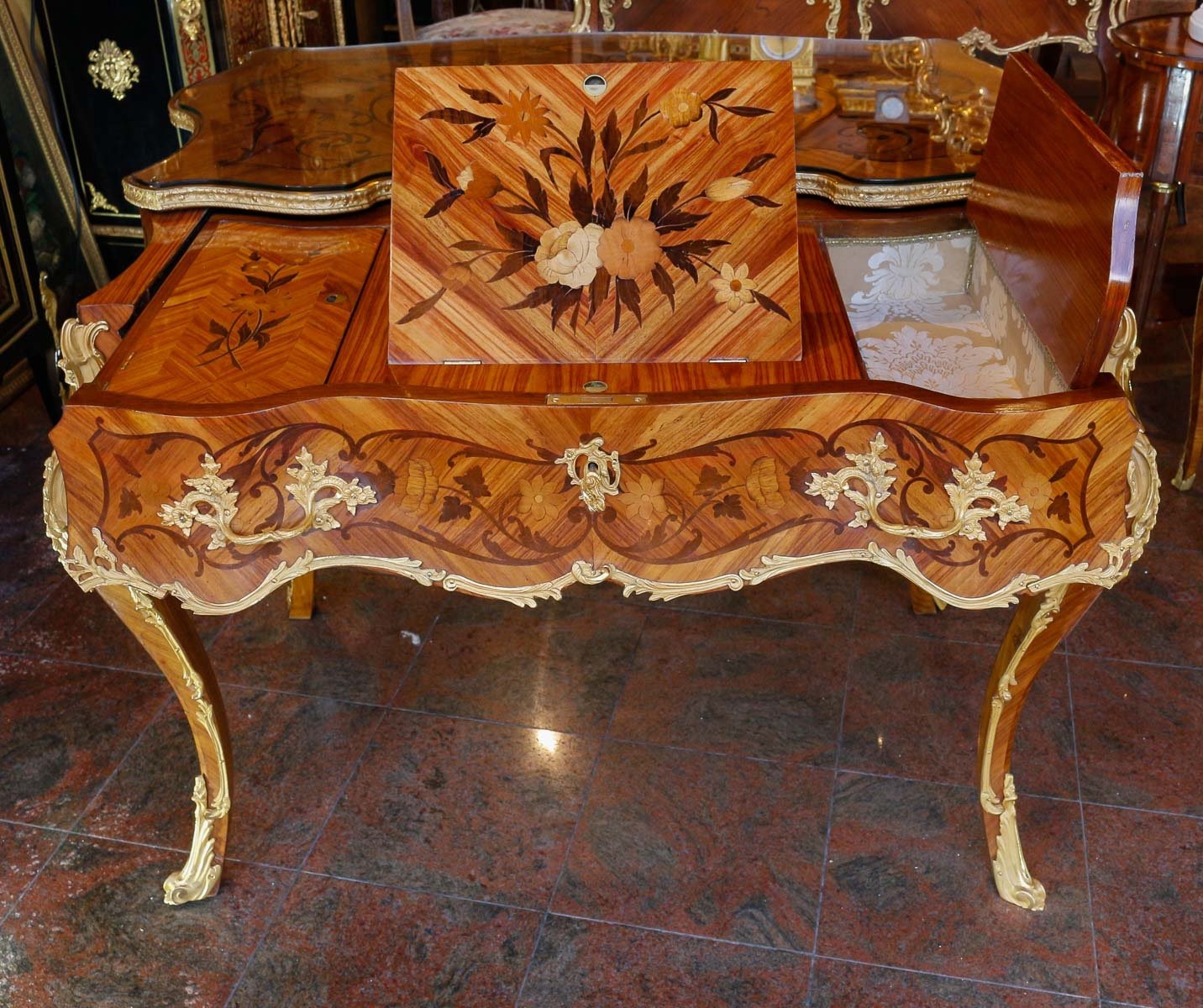 Une belle table à écrire de style Louis XV — 3
