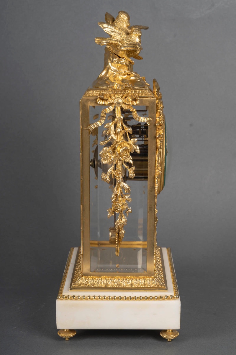 Une garniture de cheminée en bronze doré et marbre blanc, XIXe siècle — 3