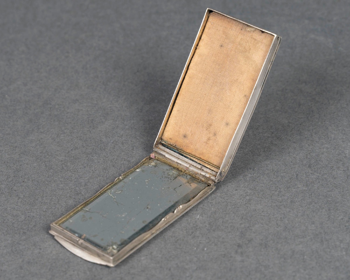 Une miniature boîte en émail et argent massif, fin du XIXe siècle — 10