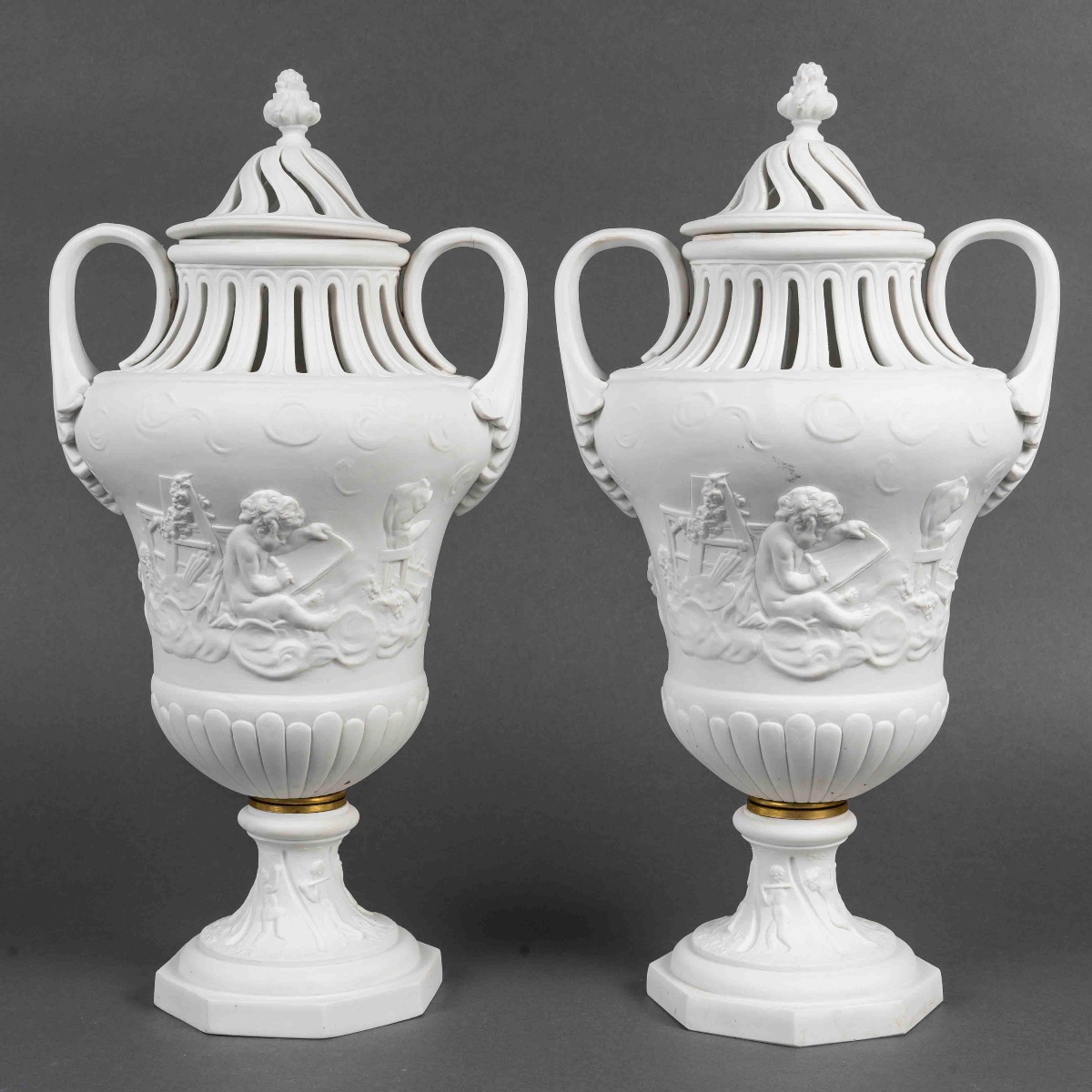 Une paire de vases en biscuit de Sèvres, fin du XIXe siècle — 6