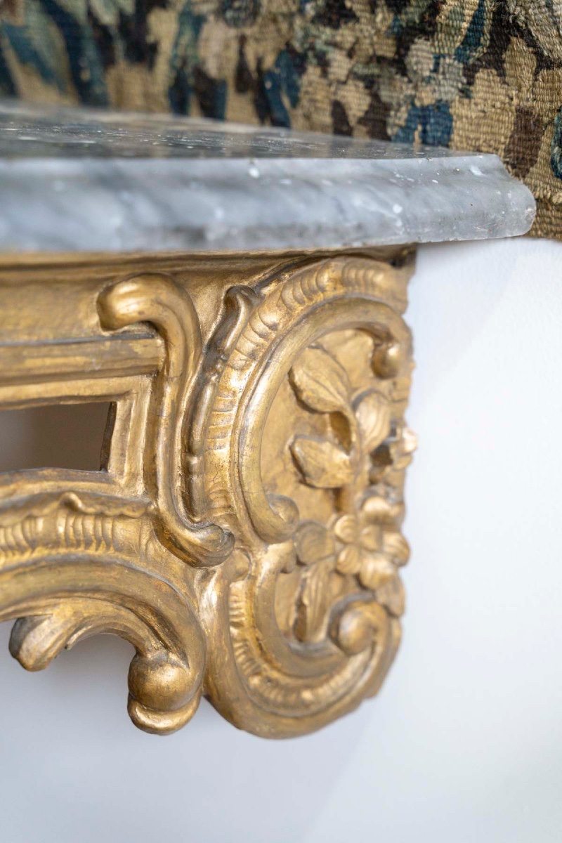 Une console en bois sculpté et doré, XVIIIe siècle — 12