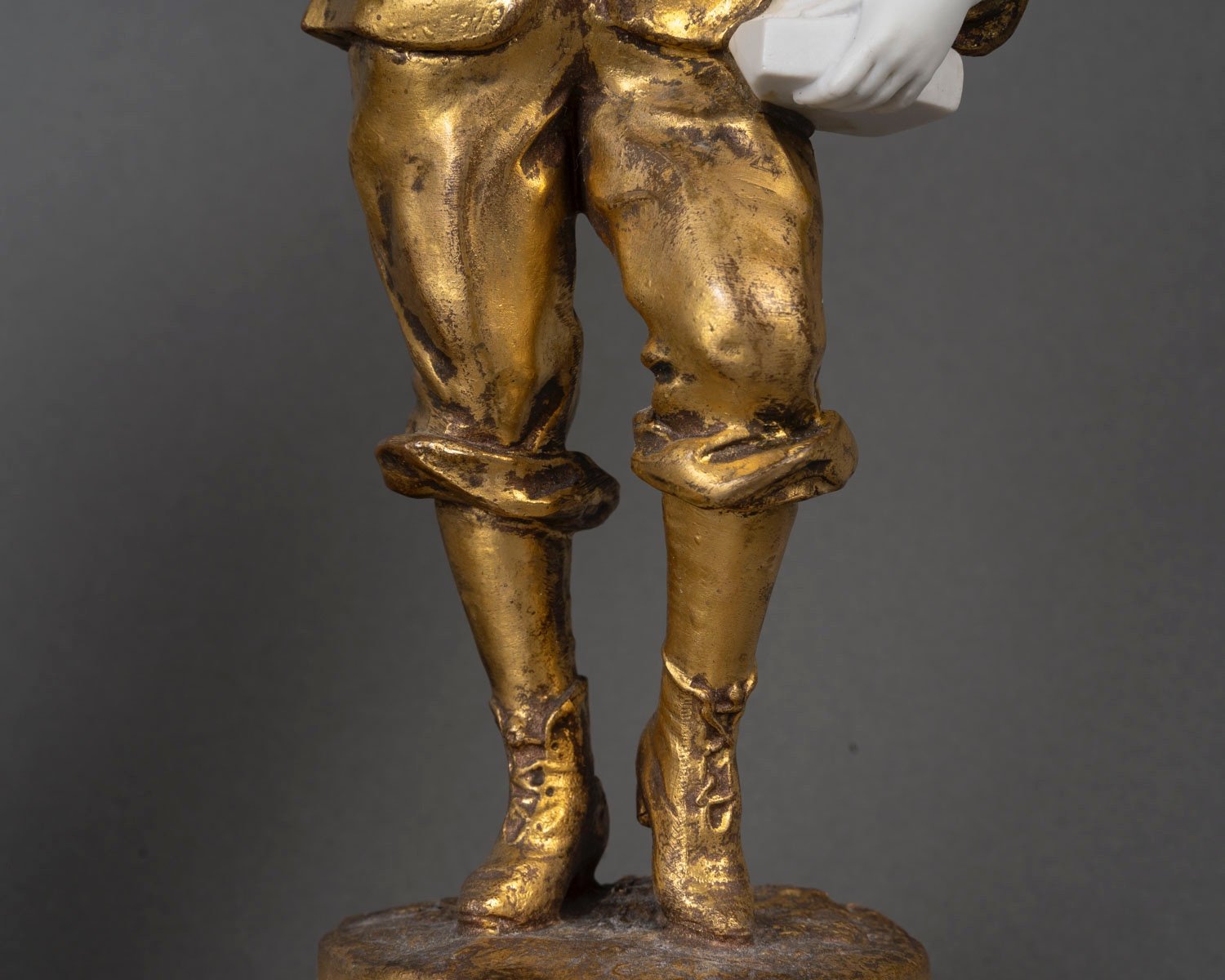 Une paire de sculptures en régule et biscuit, époque fin du XIXe siècle — 17