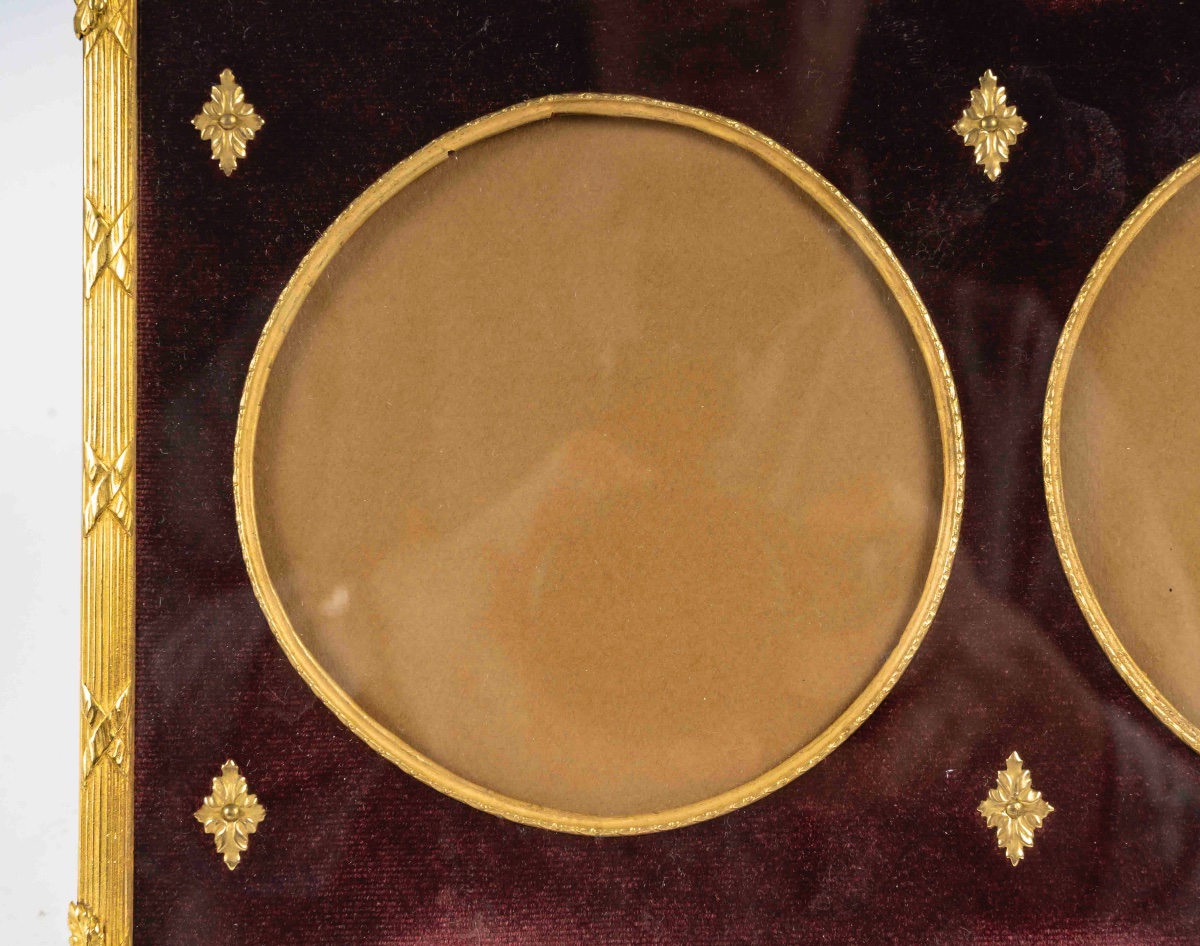 Un cadre photo en bronze doré de style Louis XVI, fin du XIXe siècle — 10