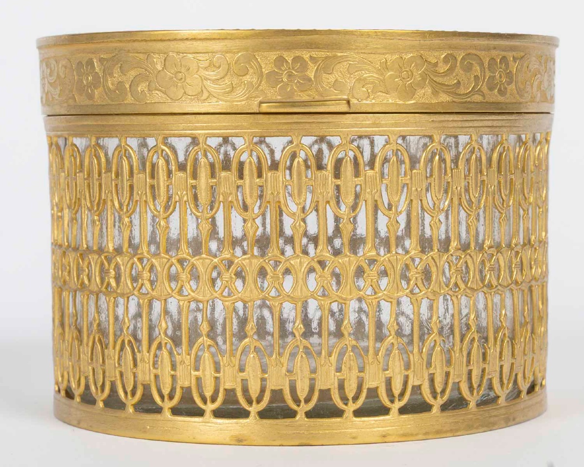 Un coffret à bijoux en bronze doré et émail rose, époque XIXe siècle — 3