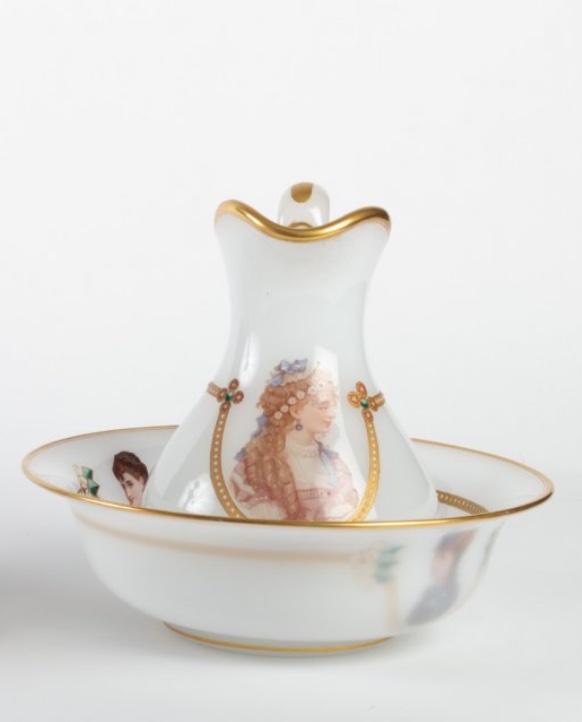 Aiguière et son bassin en opaline blanche à portraits féminins, époque Napoléon III, fin du XIXe siècle — 3