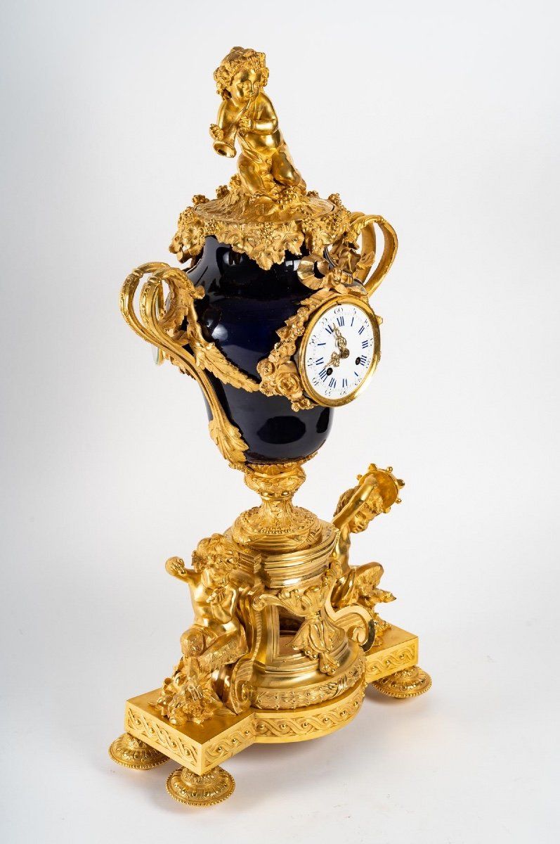 Une pendule en porcelaine et bronze doré fin du XIXe siècle — 4