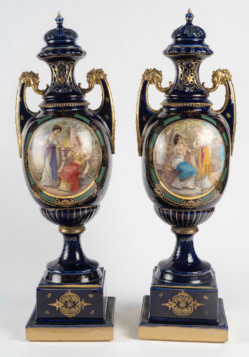 Paire de grands vases couverts en porcelaine de Royal Vienna, époque Napoléon III — 2