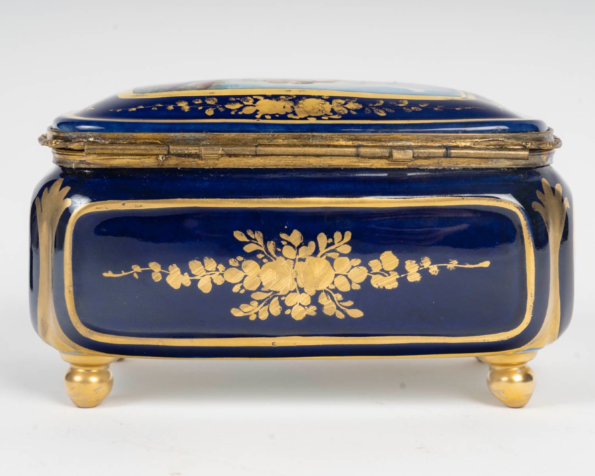 Un coffret à bijoux en porcelaine de Sèvres, fin du XIXe siècle — 6