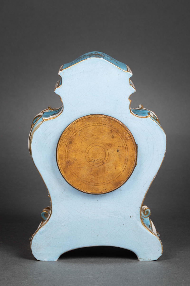 Une pendule en porcelaine de style Louis XV, fin du XIXe siècle — 7