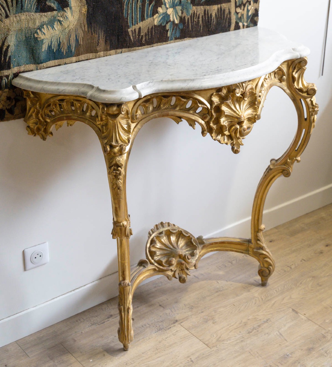 Une console en bois doré de style Louis XV, XIXe siècle — 7
