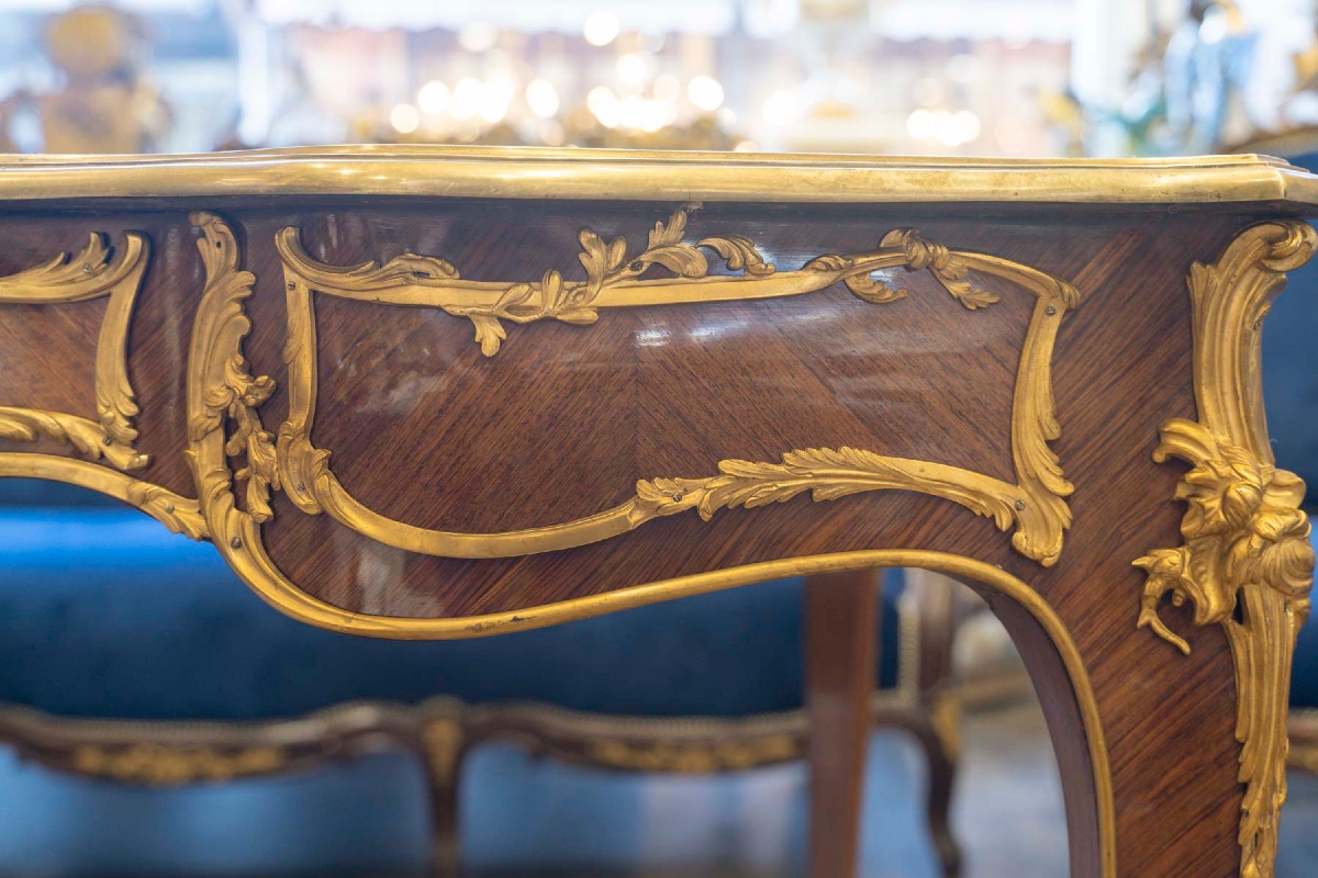 Bureau plat de style Louis XV en bois de violette et bronzes dorés, fin du XIXe siècle — 9