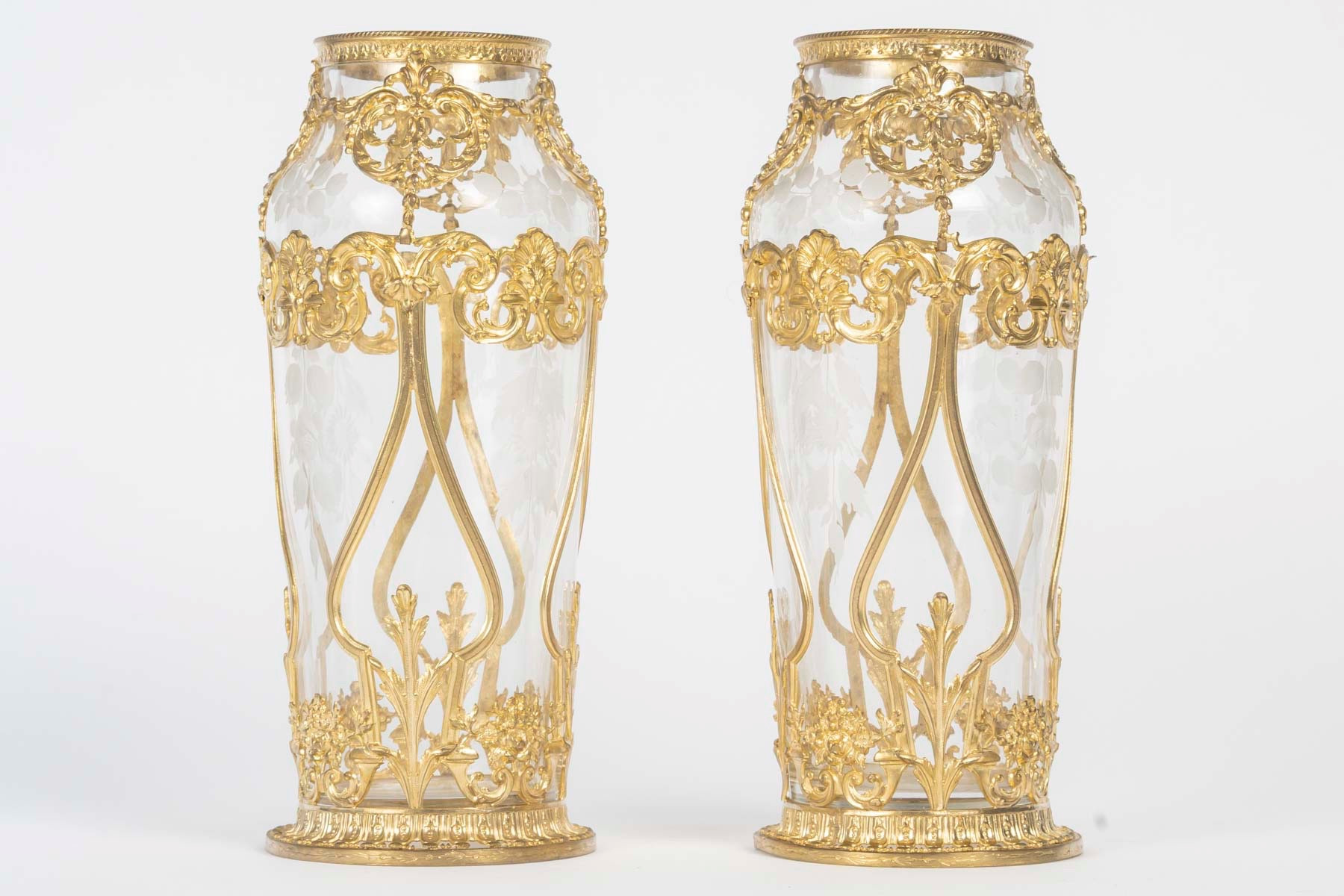 Une paire de vases en cristal gravé et bronze doré, époque XIXe siècle — 19