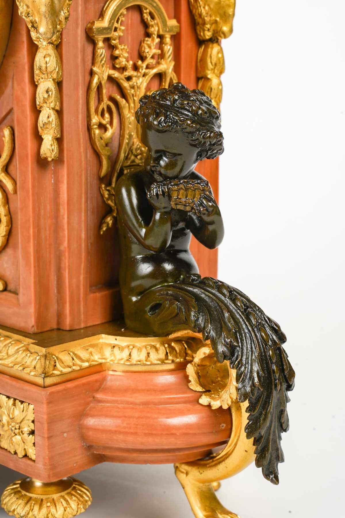 Un pendule en bronze doré et marbre rose fin du XIXe siècle — 10