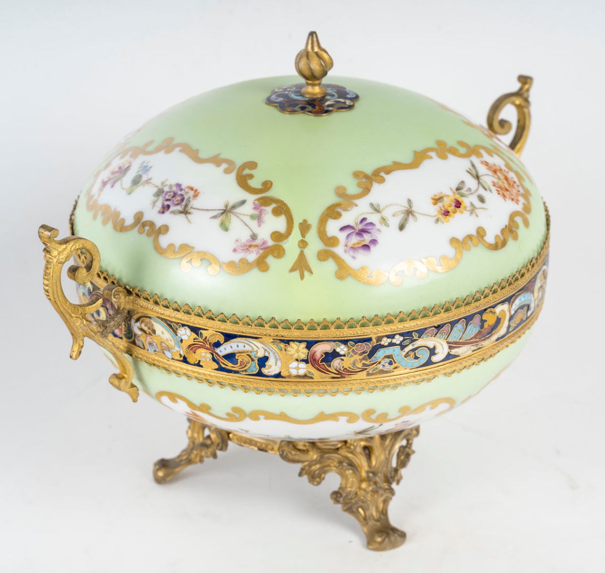 Une bonbonnière en porcelaine et bronze cloisonné, fin du XIXe siècle — 2