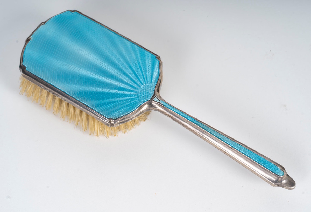 Une Série de nécessaire de Toilette en émail, fin du XIXe siècle — 6