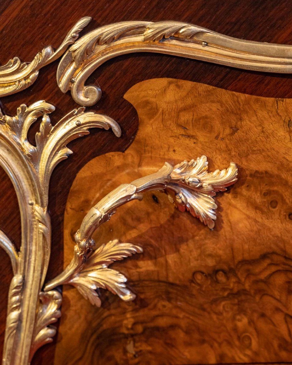 Une belle commode de style Louis XV — 11