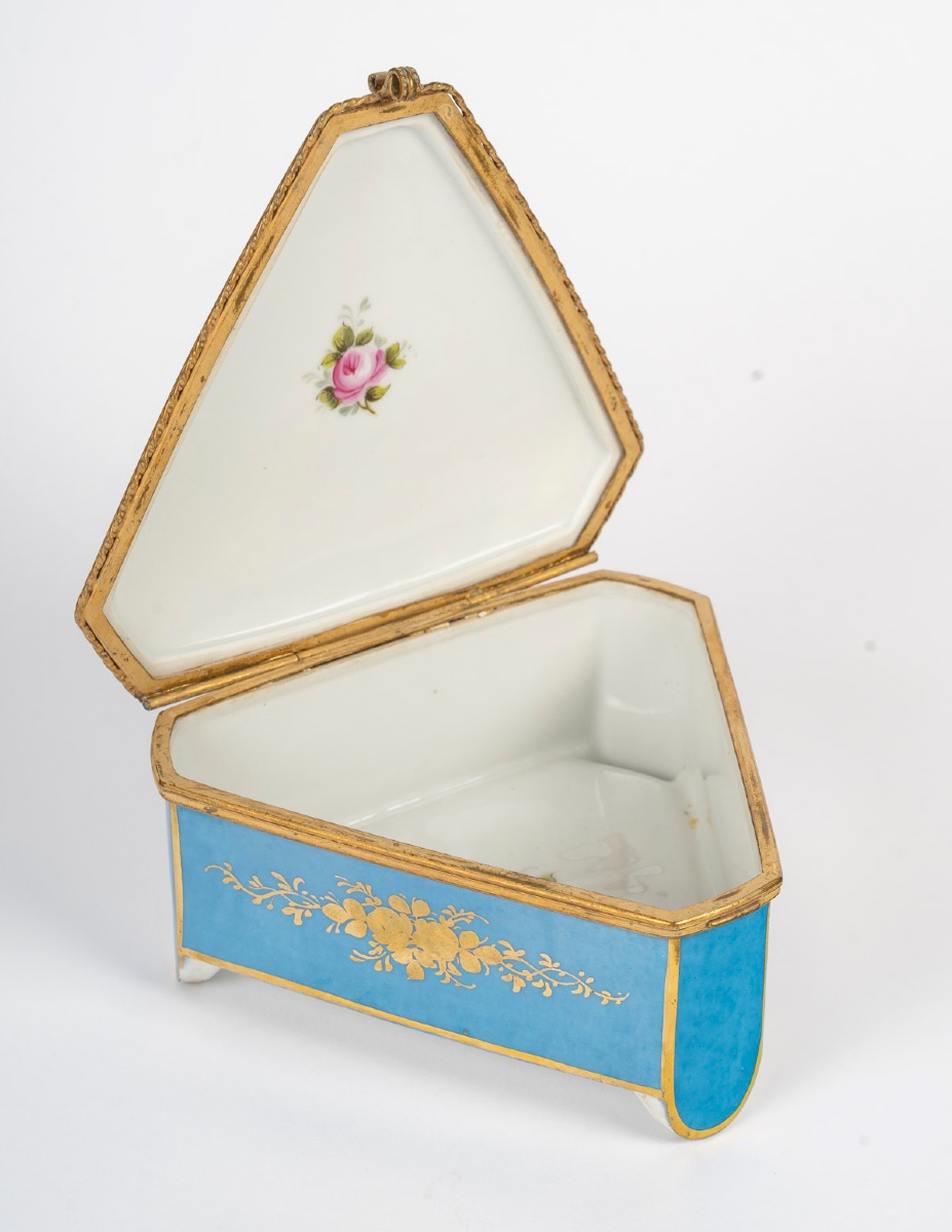 Un coffret à bijoux en porcelaine de Sèvres, fin du XIXe siècle — 4