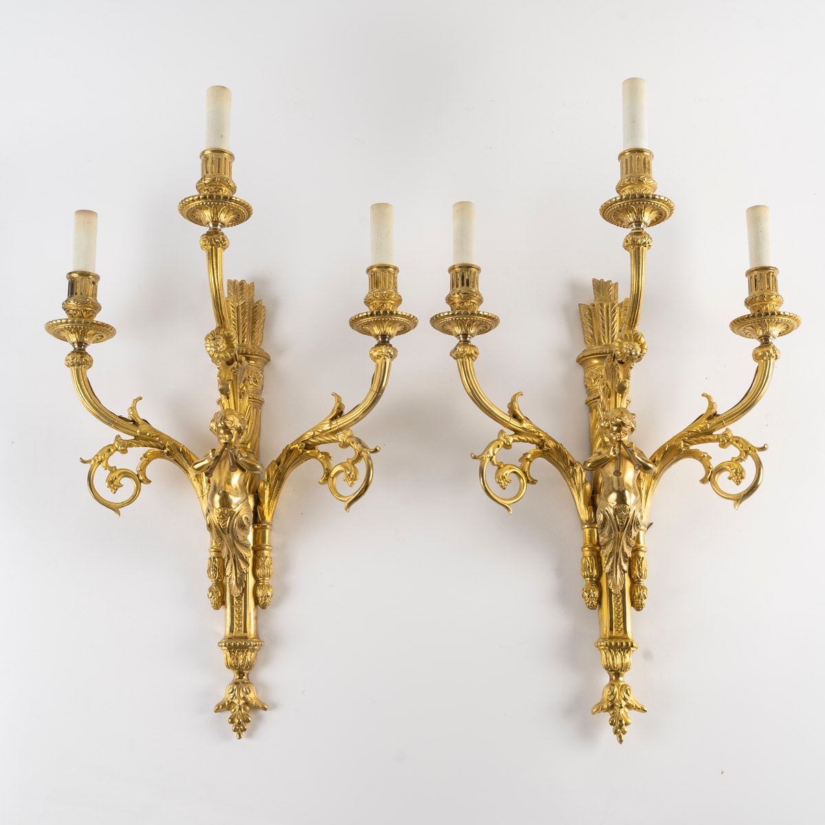 Une paire d'appliques en bronze doré de style Louis XVI, fin du XIXe siècle — 5