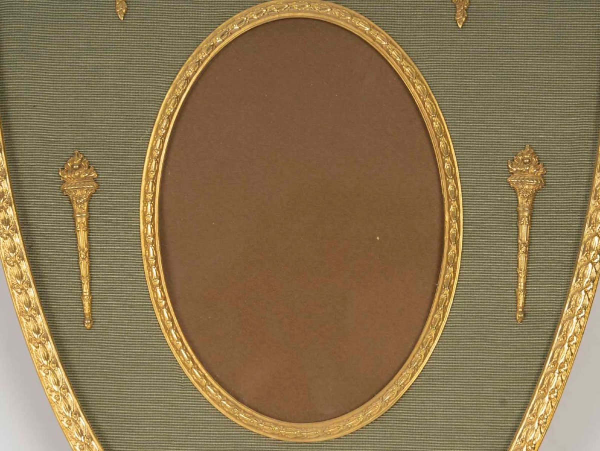 Un cadre photo à accrocher en bronze doré, fin du XIXe siècle — 3