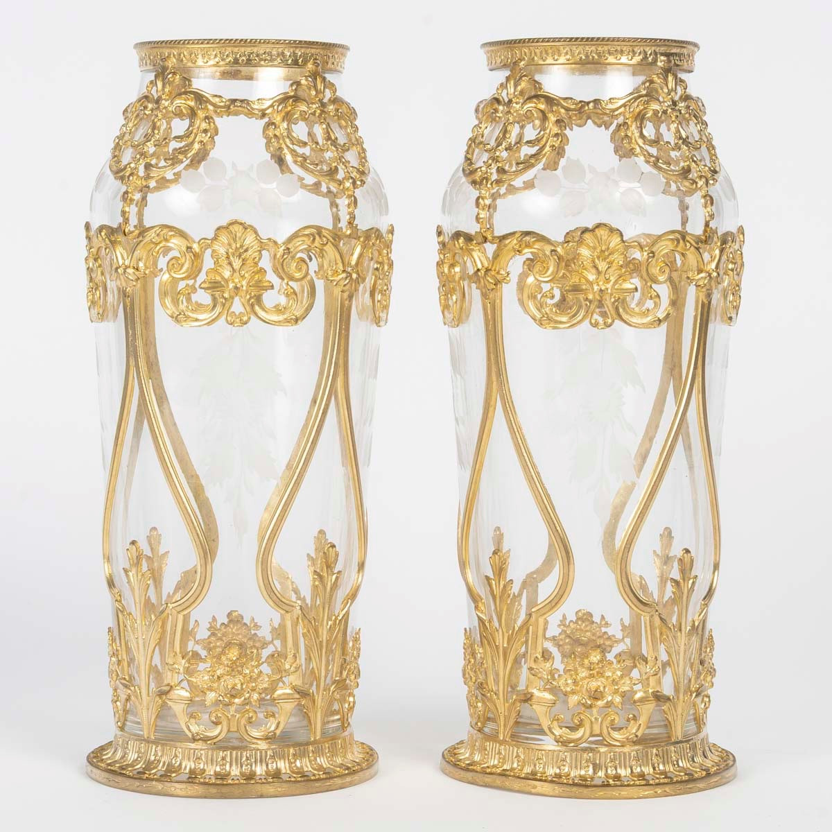 Une paire de vases en cristal gravé et bronze doré, époque XIXe siècle — 17