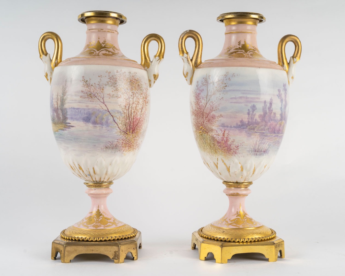 Paire de vases en porcelaine polychrome à décor peint à la main, style Sèvres – fin du XIXe siècle — 11