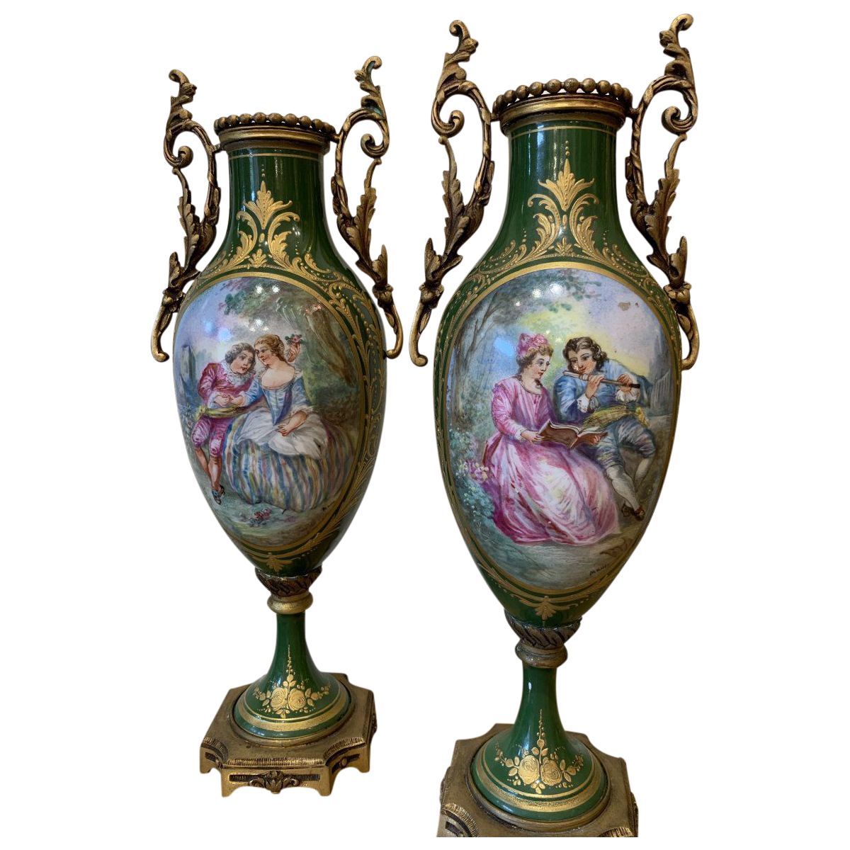 Paire de vases en porcelaine de Sèvres à décor de scènes galantes, époque Napoléon III — 2