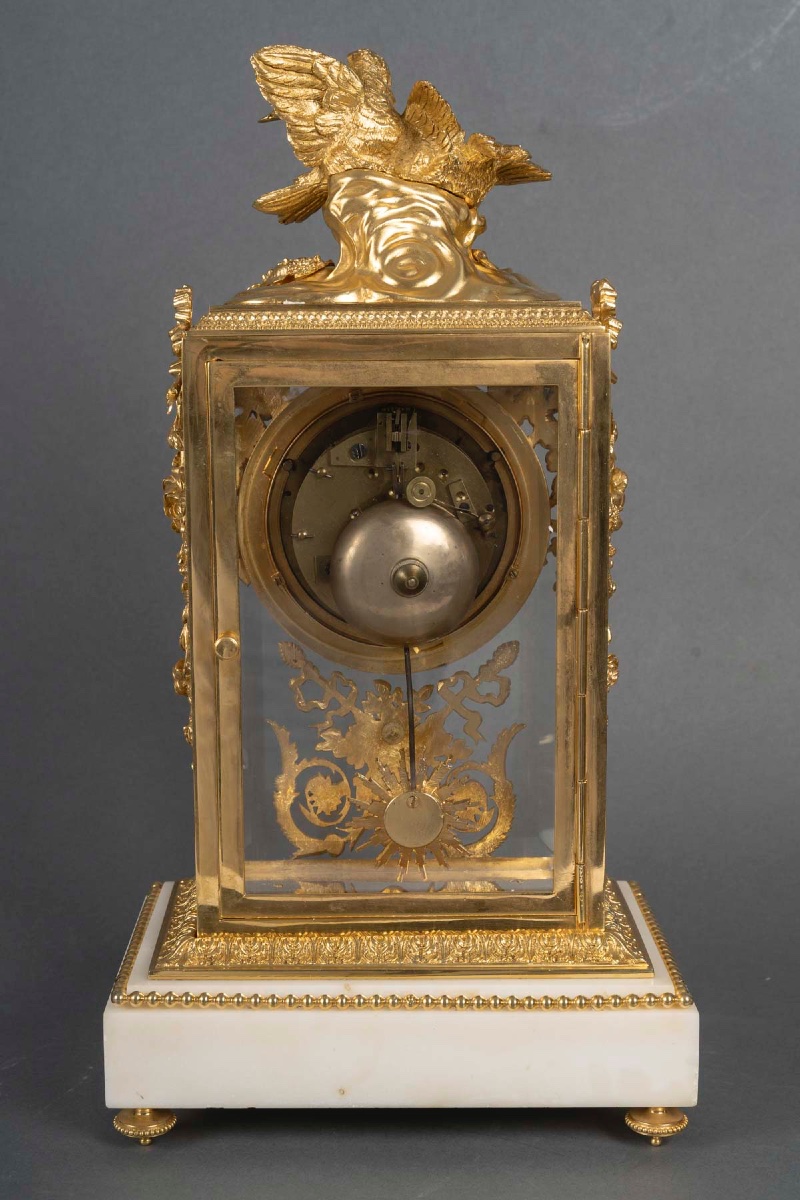 Une garniture de cheminée en bronze doré et marbre blanc, XIXe siècle — 4