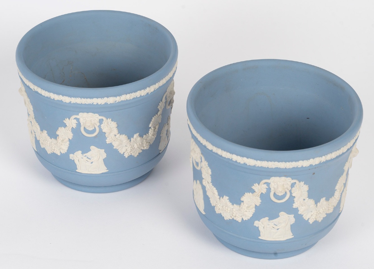 Une paire de cache-pots en porcelaine de Wedgwood début du XXe siècle — 5