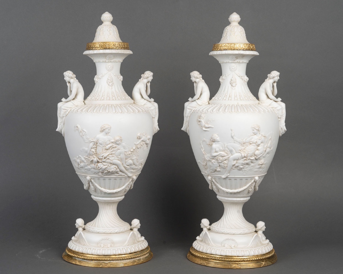 Biscuit une paire de vases en porcelaine de biscuit, fin du XIXe siècle